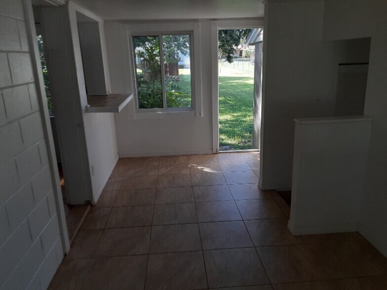 Building Photo - 322 W Newell St