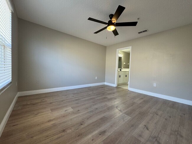 Building Photo - Fully Renovated Townhome | Modern Quartz K...