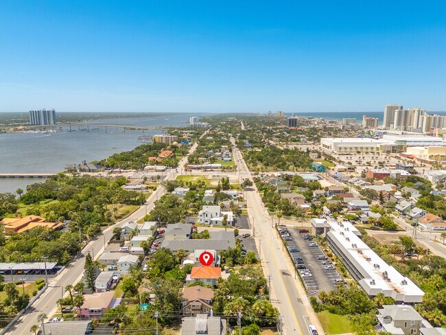 Building Photo - Charming 3 Bedroom, 2 Bathroom Two-Story H...