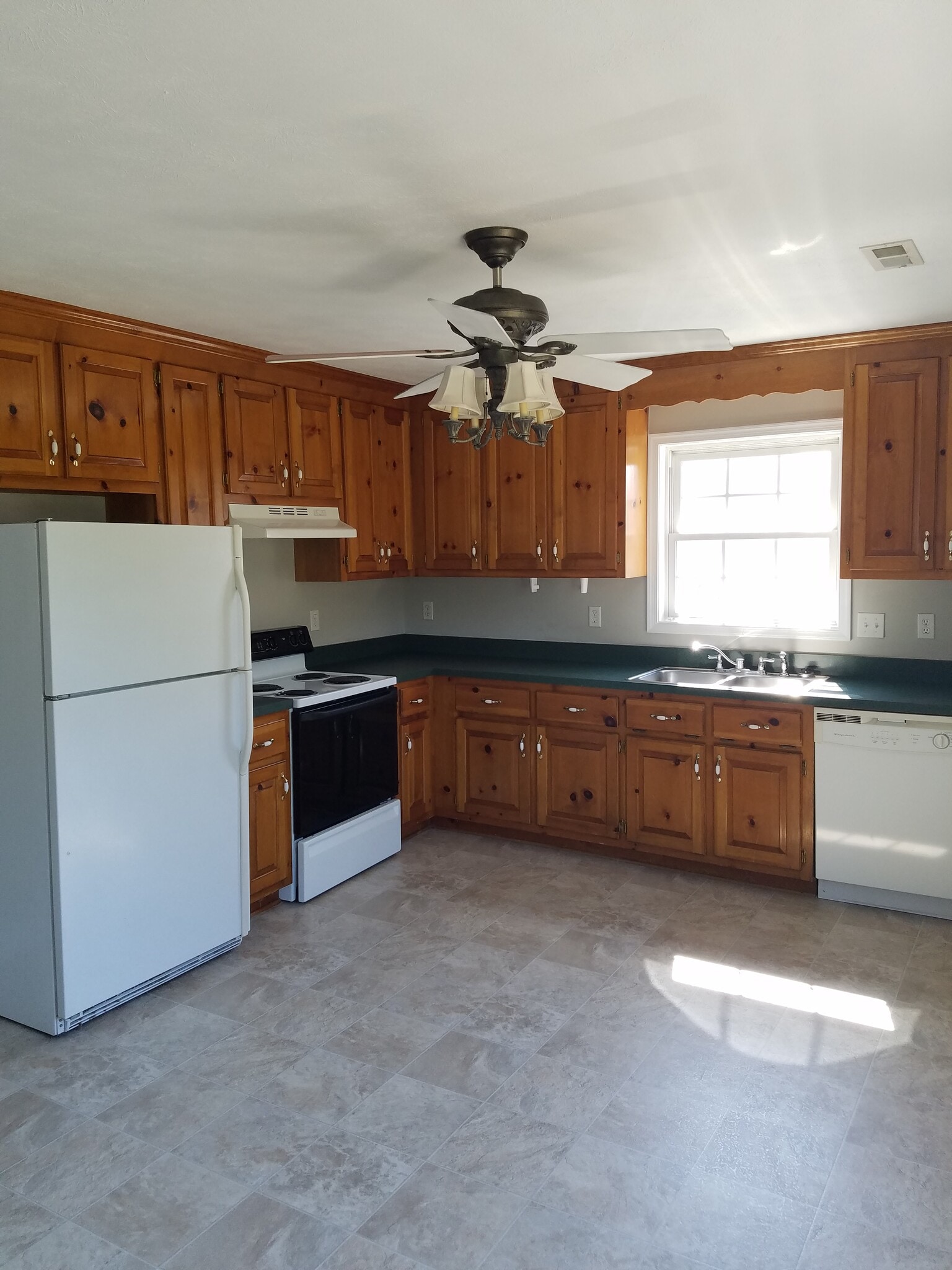 Building Photo - 7035 Evergreen Rd