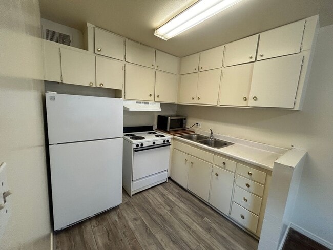 Building Photo - One Bed One Bath Easy Living Condo