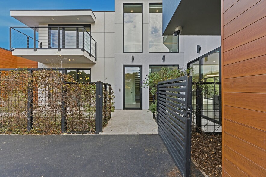 Building Photo - 10 Notre Dame Pl