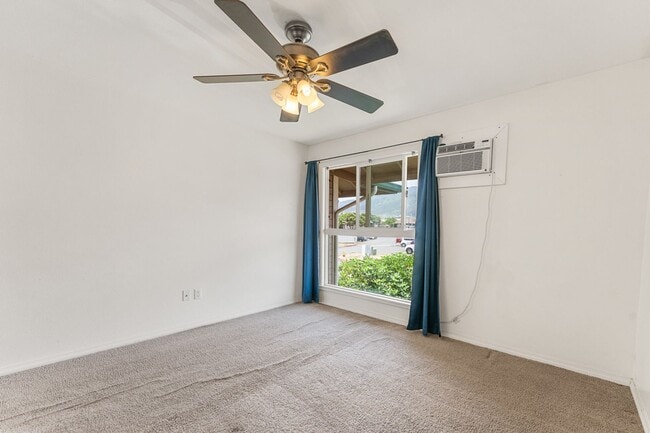 Building Photo - 3bd/2ba upstairs unit with deck