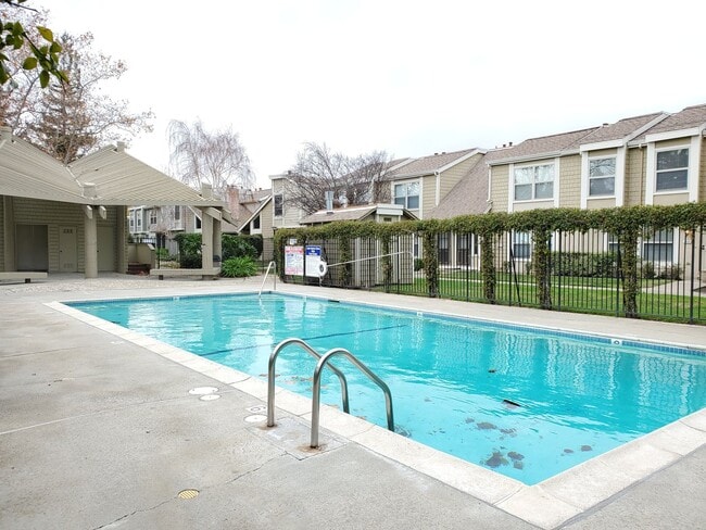 Building Photo - Spacious Townhome in Central Location, A/C...
