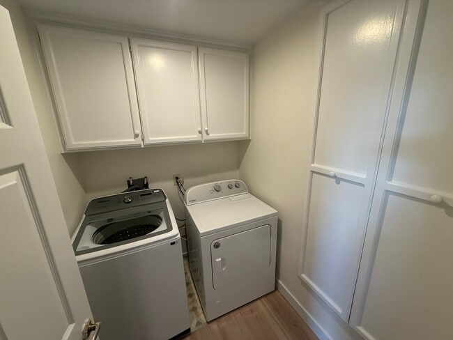 Building Photo - 3-Bedroom Home with Dual Fireplaces, Dual Balconies, and Community Pool in Valencia!