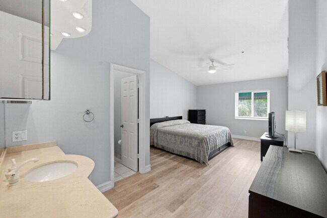 Building Photo - 2445 NE 14th St