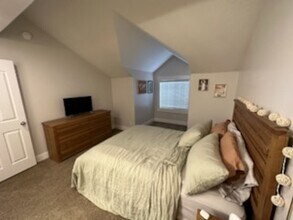 Building Photo - Come take a look at this beautiful townhome