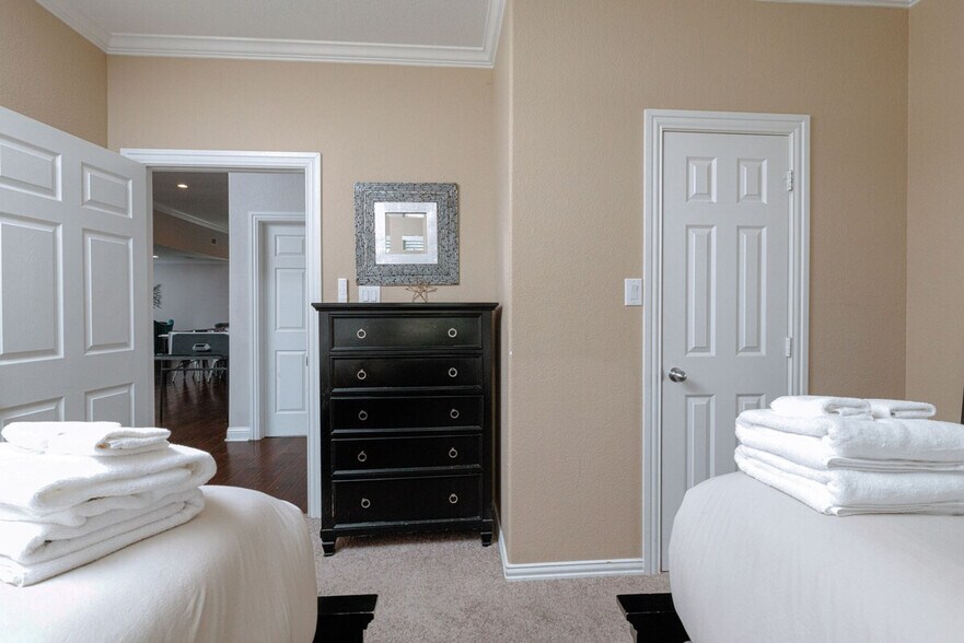 Building Photo - 3051 Falls Dr