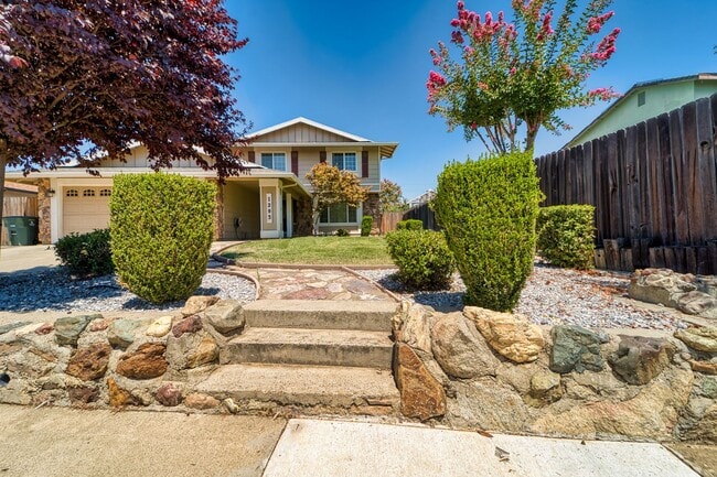 Building Photo - LARGE 5-bedroom 3 bath home in a great loc...