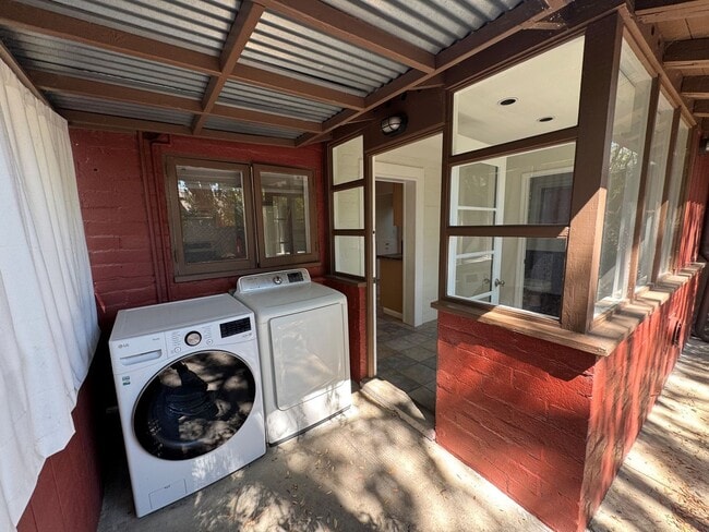Building Photo - Charming 2 Bedroom Ojai Home with All Utilities Included
