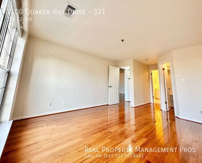 Building Photo - Updated & massive 2 bed 2 bath condo in Al...