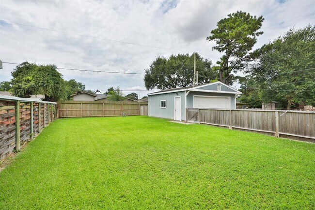 Building Photo - 3218 Cedarcrest Dr