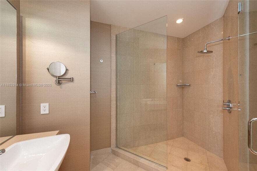Building Photo - 200 Biscayne Boulevard Way