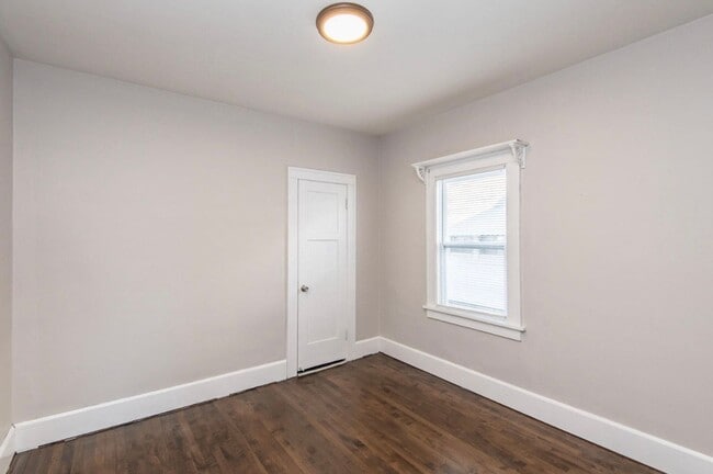 Building Photo - Spacious 3 Bedroom Single Family fenced in Yard, Racine!