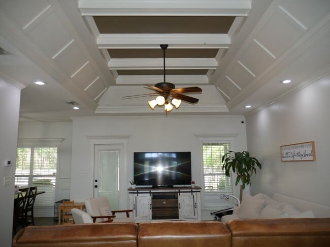 Building Photo - 4 bedroom home in Crestwood S/D