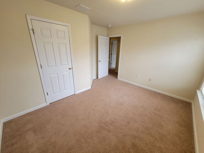 Building Photo - 4 bed, 2.5 Bath Home Available in Chartwel...
