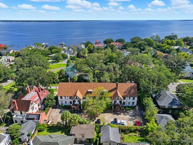 Building Photo - 3319 Pine St