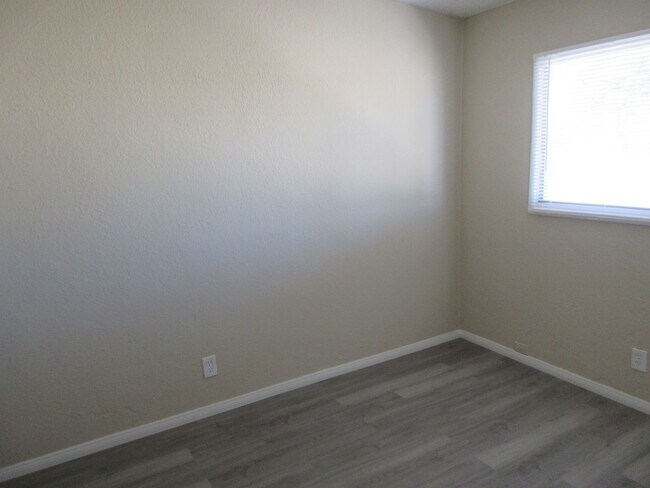 Building Photo - Newly Renovated 3bd 1 ba