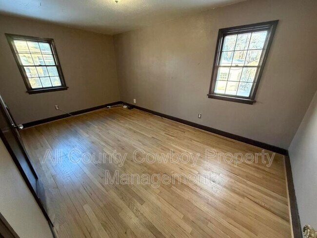 Building Photo - 365 N 6th St