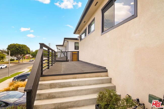 Building Photo - 5664 Coliseum St