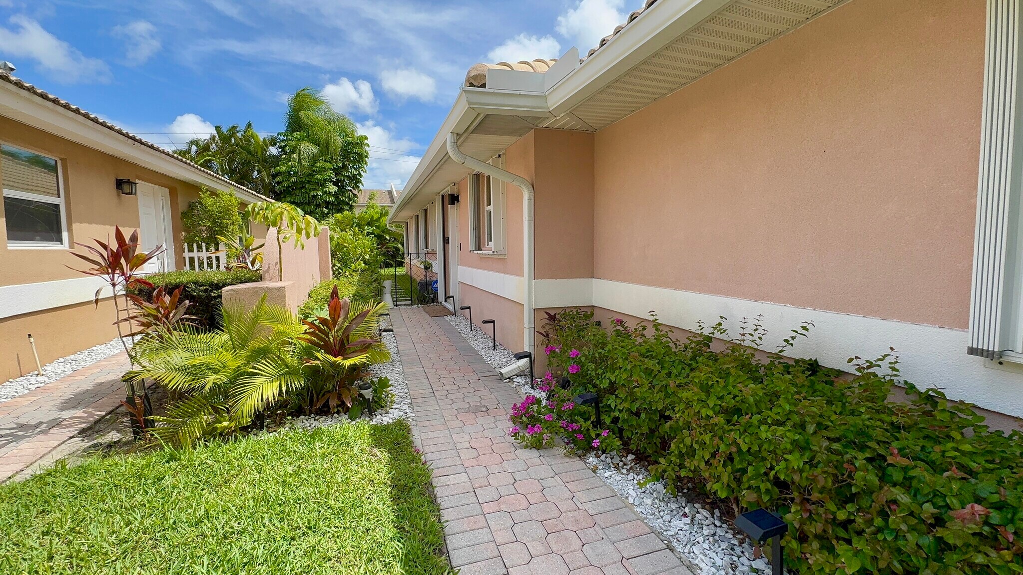 Building Photo - 5465 Grande Palm Cir