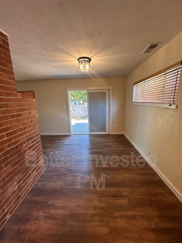 Building Photo - 719 Parkside Dr