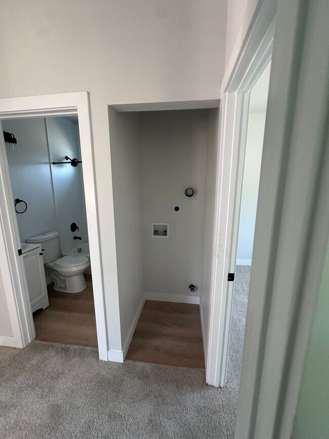 Building Photo - 2 bedroom upstairs apartment in quiet neig...