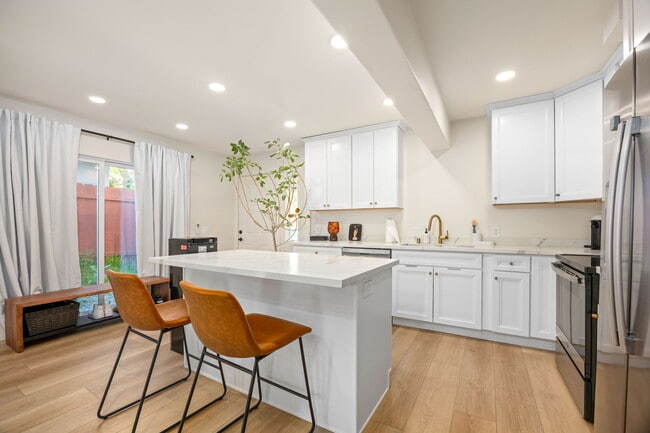 Building Photo - 810 California St