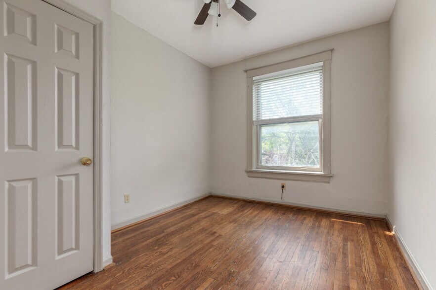 Building Photo - 6042 Kingsbury Ave