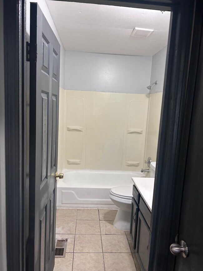 Building Photo - 3 BED 1 BATH SINGLE FAMILY HOME!