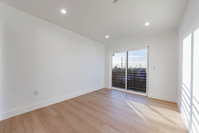 Building Photo - 1658 S. Hayworth Ave