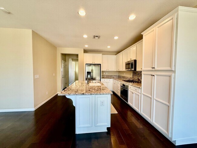 Building Photo - Great Home available immediately