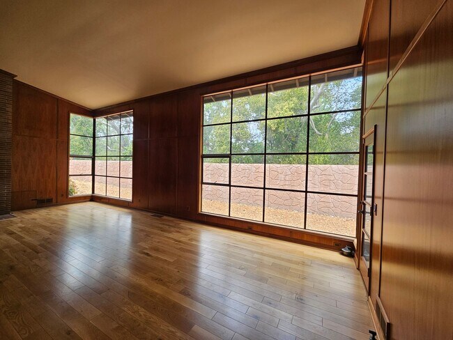 Building Photo - Stunning 5 Bed 3 Bath Naglee Park Home Wit...