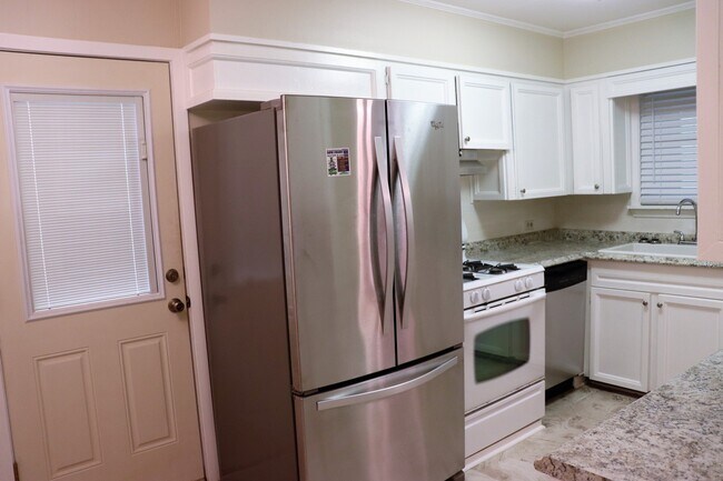 Building Photo - Bossier City, LA - 71112 - Beautifully upd...