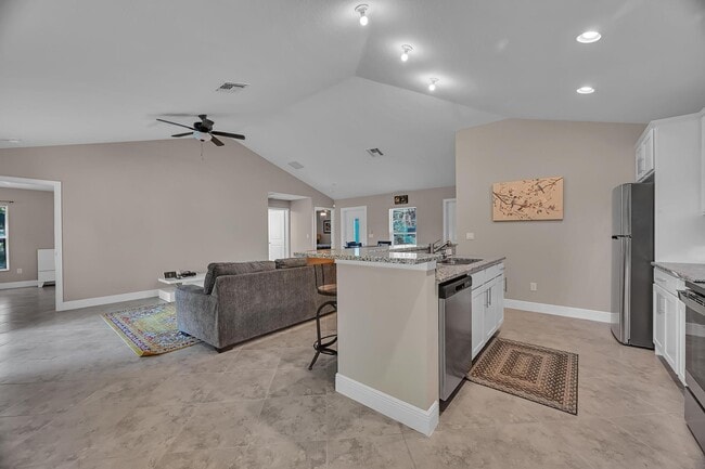 Building Photo - 713 SE East Ave