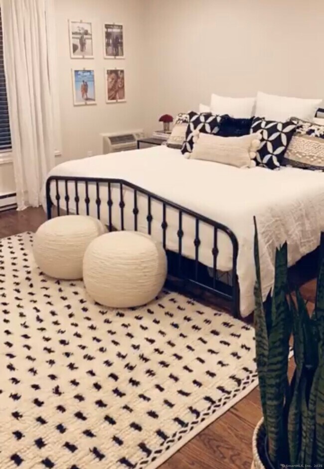 Building Photo - 10 Mead St