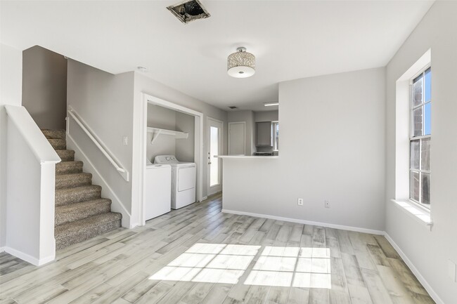 Building Photo - 10007 Emerald Creek Dr