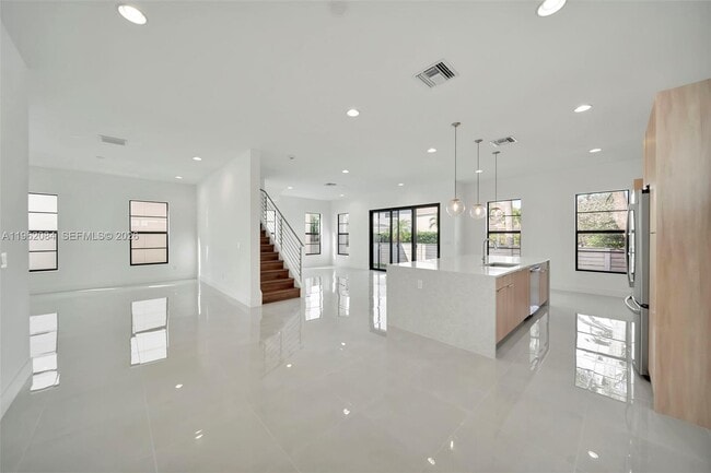 Building Photo - 1427 SW 23rd St