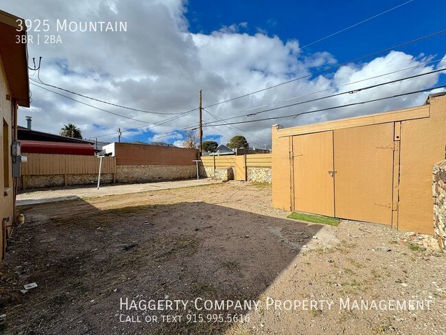 Building Photo - Central El Paso 3 bed with bonus office an...