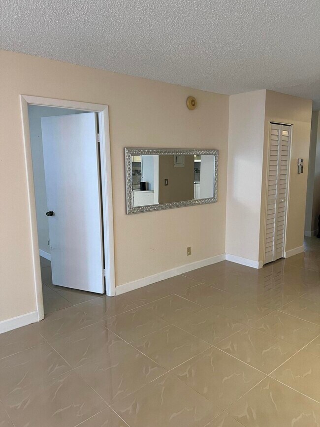 Building Photo - 131 Lake Olive Dr