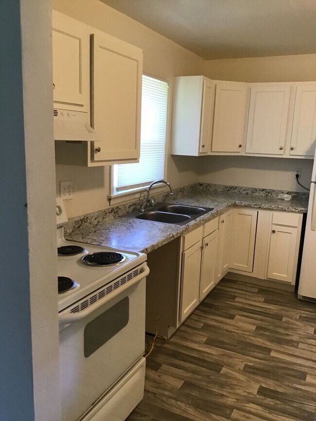 Building Photo - Spacious 3 bedroom 1 bath available soon (...