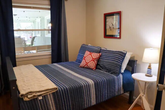Bedroom #4 with full bed - 410 Jefferson St