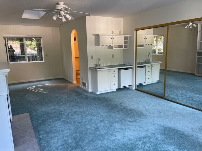 Building Photo - 496 Fairway Ct