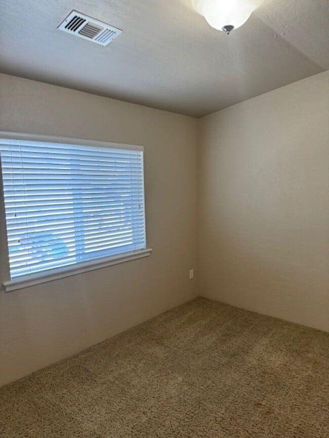 Building Photo - COME HOME TO COMFORT TO THIS 3 BEDROOM HOME IN A QUIET, TRANQUIL NEIGHBORHOOD