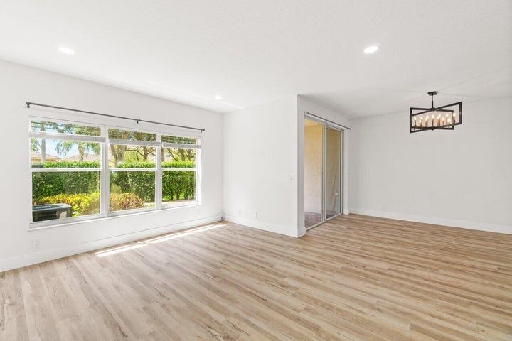 Building Photo - 6427 Park Lake Cir