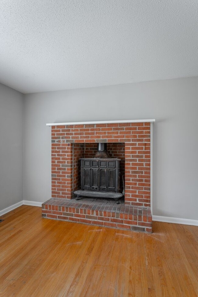 Building Photo - 3 Bedroom Home Close to All