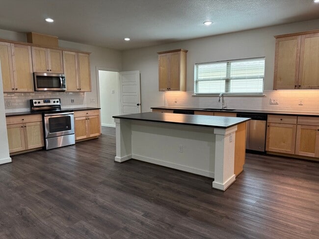 Building Photo - * MOVE IN SUMMER 6/30/2027 * 5-Bed 5.5 Bat...