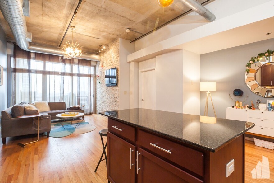 Building Photo - 933 W Van Buren St