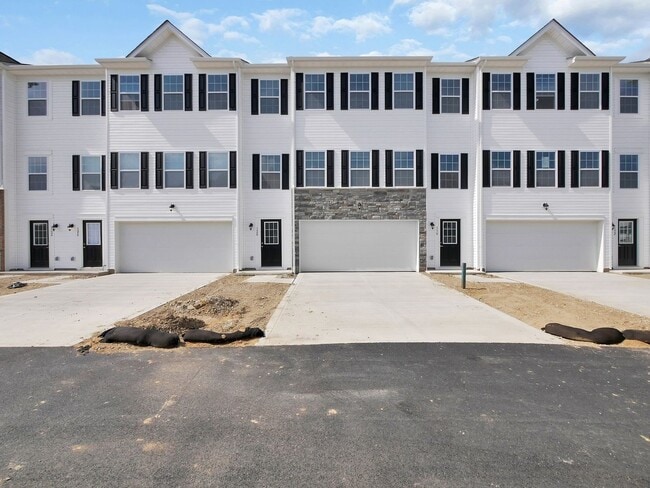 Building Photo - Modern 3 Bed, 2.5 Bath Condo – Spacious, S...
