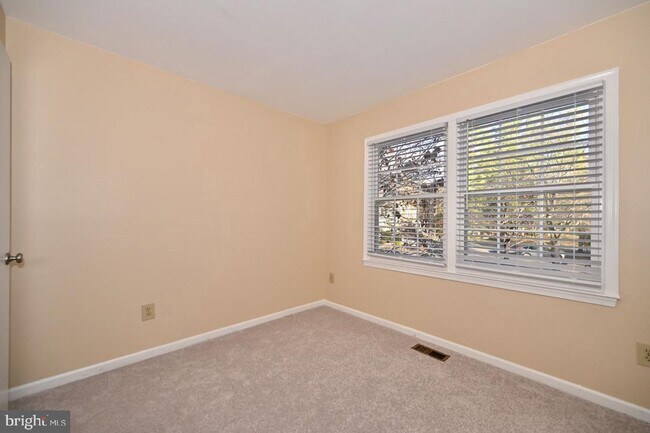 Building Photo - Beautiful, freshly updated townhome with a contemporary feel in the Wootton high school district!